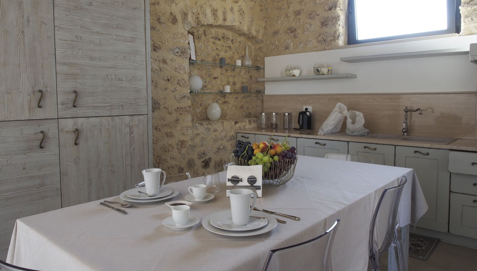 Tavolo apparecchiato per la colazione