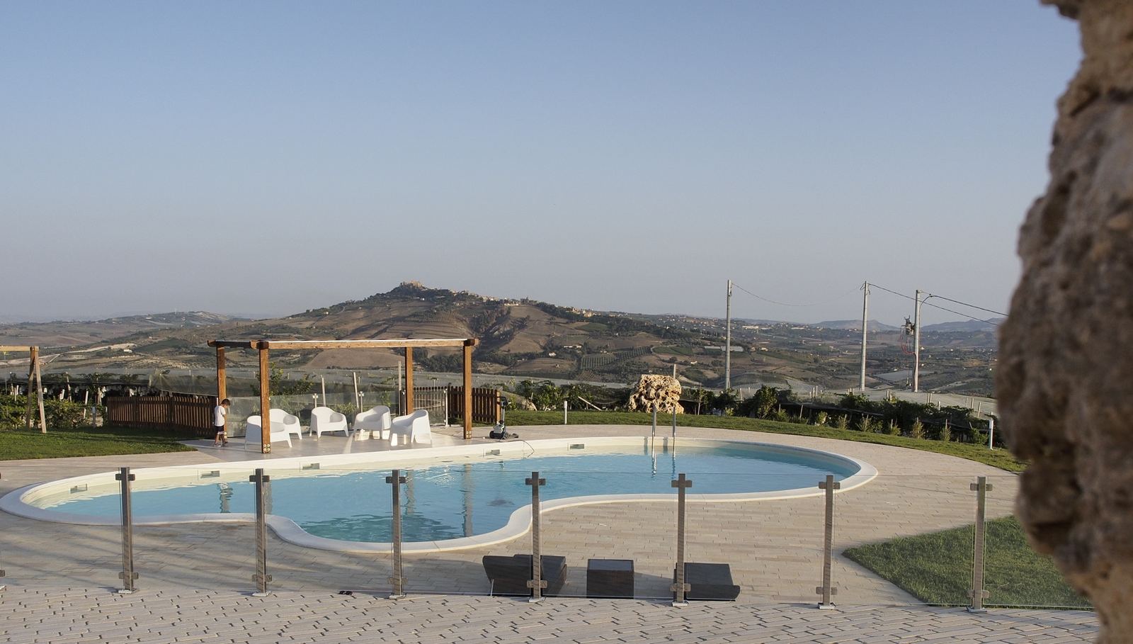 Piscina della Foresteria con vista sulla collina e sul Castello di Naro