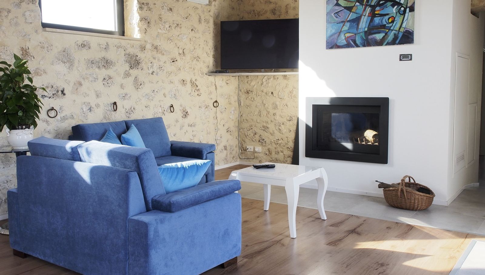 Sala relax con divani blu e camino