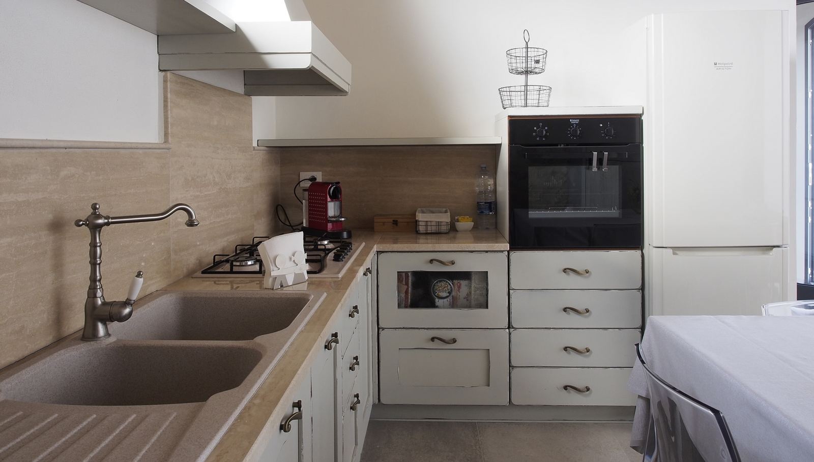 Cucina attrezzata con forno e piano cottura